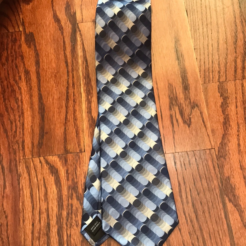 REACTION Kenneth Cole 100% Silk Tie